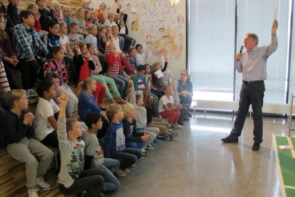 Jacques Vriens vertelt tijdens het vragenrondje over het schrijven van een kinderboek. Foto HDC Media/Joris van Venrooij