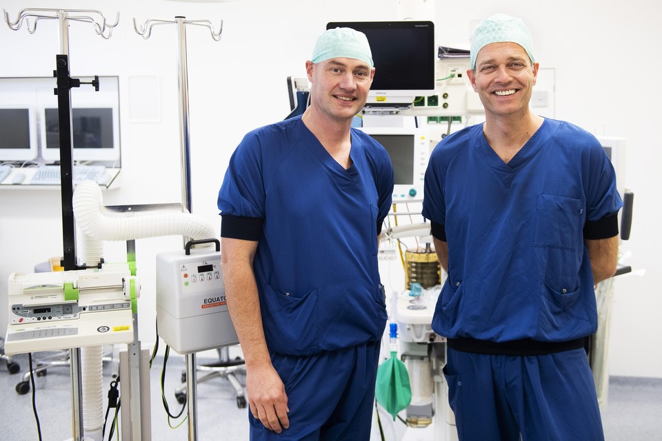 Chirurgen Vuylsteke (links) en Bruin. ,,Mensen die wij opereren moeten structureel soms zestig kilo afvallen.’’