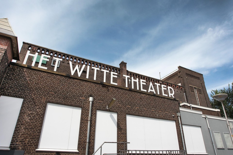 Het Witte Theater is gesloten en de ramen zijn nu allemaal dicht getimmerd.