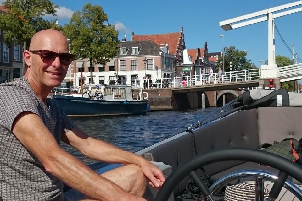 Robert Kniese verzorgt ’culturele’ vaartochten. Hij mag met zijn sloep de Bakenessergracht alleen nog vanaf het Spaarne op.