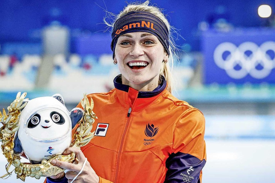 Irene Schouten kreeg zaterdag na haar gouden race een knuffel, zondag krijgt ze haar medaille.