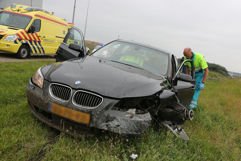 Auto uit de bocht in IJmuiden, bestuurder gewond. Foto: Ko van Leeuwen