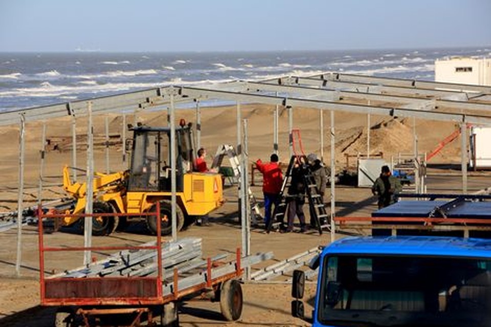 Opbouw strandtenten in Zandvoort afgelopen maandag./ Foto: Layla Wijsmuller-Vafi