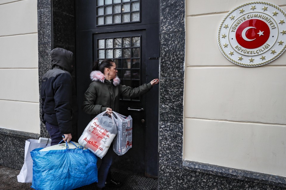 Vrijwilligers brengen kleding voor de slachtoffers van de aardbevingen naar de Turkse ambassade in Moskou.