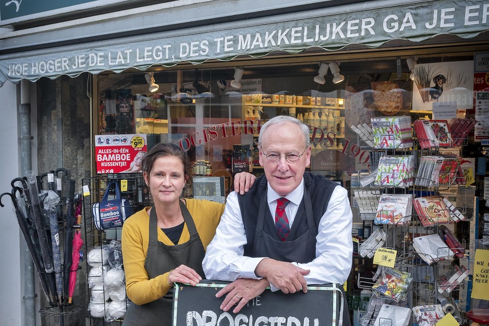Transistor Mand Neem de telefoon op Hillegomse drogist Paul Letschert mag in zijn winkel blijven: 'Een last is  van mijn schouders gevallen' | Haarlemsdagblad