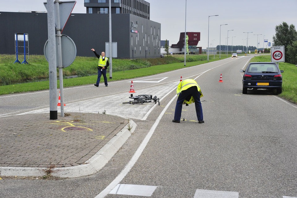 Fietser geschept door auto in Nieuw-Vennep. Foto: Eric van Lieshout