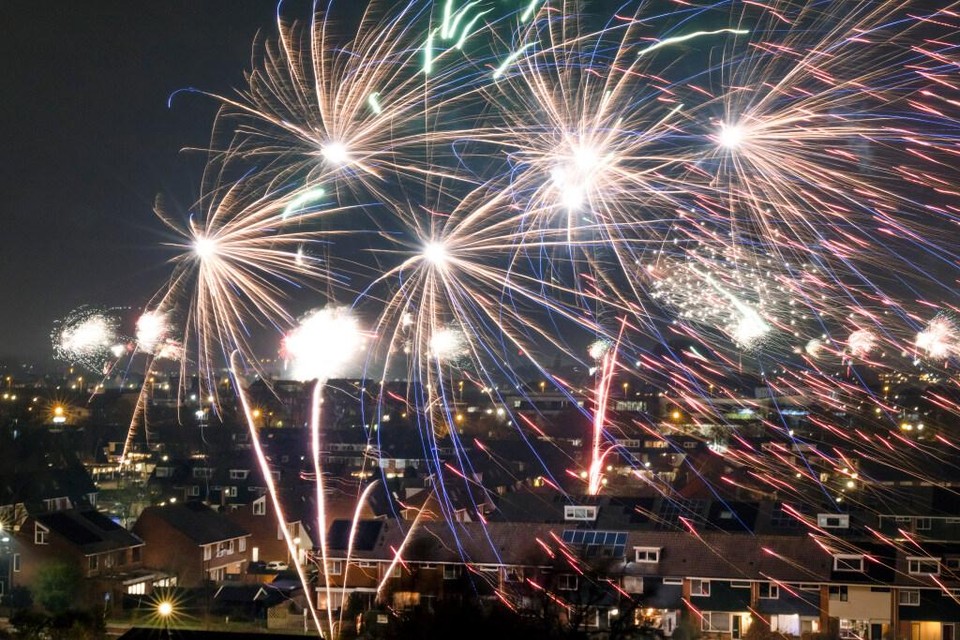 Er is tijdens oud en nieuw een recordhoeveelheid aan vuurwerk verkocht en afgestoken. De skyline van Heerhugowaard tijdens de nieuwjaarsnacht (1 januari 2023).