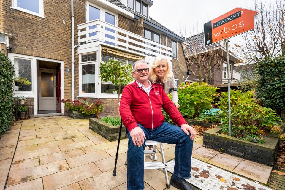 Peter en Marianne Habraken voor hun net verkochte huis.