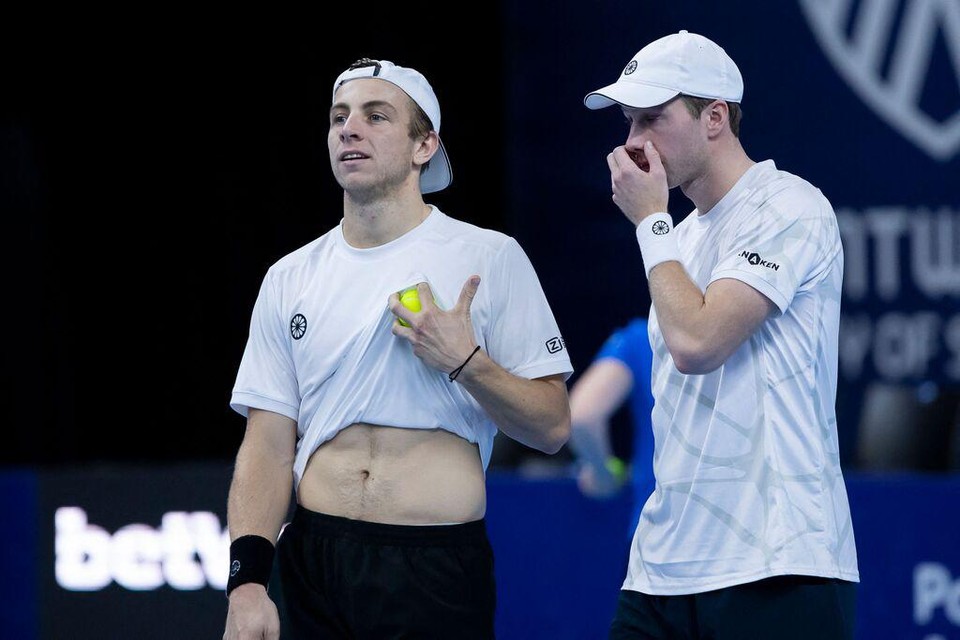 Tallon Griekspoor (l) en zijn dubbelspelpartner Botic Van de Zandschulp (r) in de halve finale van het ATP-toernooi in Antwerpen.