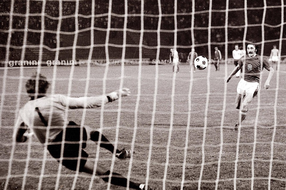 Antonin Panenka verschalkt Sepp Maier met zijn legendarische strafschop in de EK-finale van 1976.