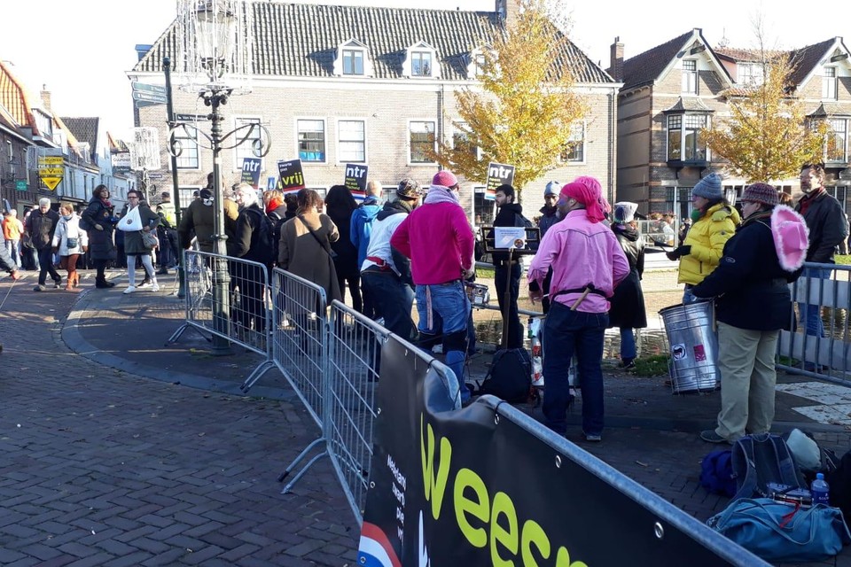 Kick Out Zwarte Piet in actie bij de intocht van sinterklaas in Weesp.