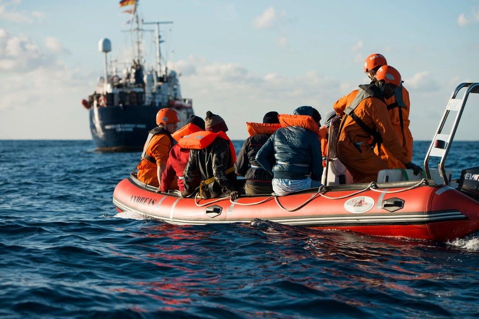 Vluchtelingen worden opgepikt in de Middellandse Zee: voor velen een onneembare slotgracht rond Fort Europa.