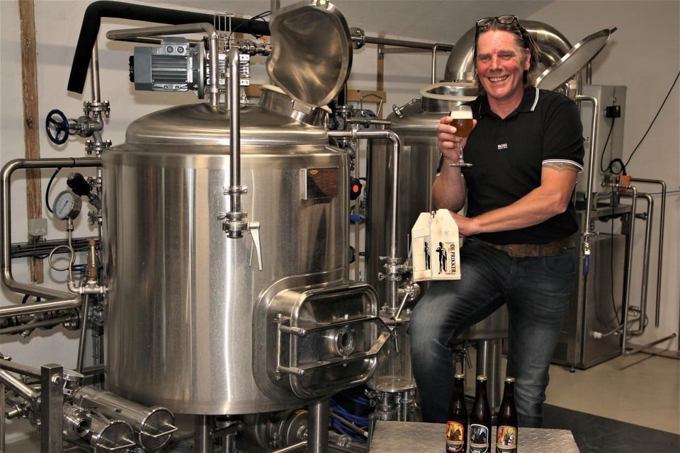 Bierbrouwer Erwin Groot met Prikker in zijn hand.