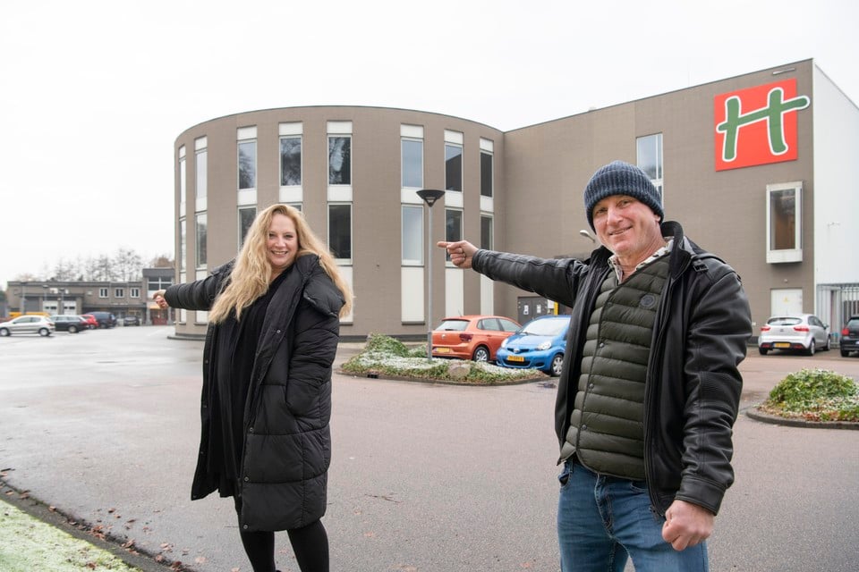 Teamleiders Annet Mekkelholt en Kees Edink van de GGD Gooi en Vechtstreek bij de nieuwe boosterprikplocatie in Bussum.
