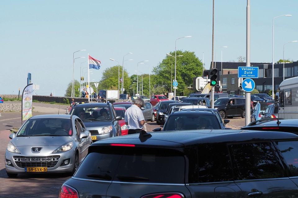 Verkeer hoopt zich op in Velsen-Zuid op het Pontplein. Afgelopen zaterdag en zondag ontstonden daar gevaarlijke situaties.