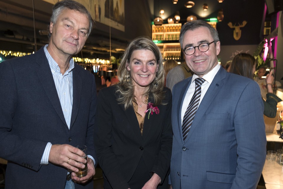 Esther Brasser met oud-burgemeester Schneiders en huidig burgemeester Wienen.