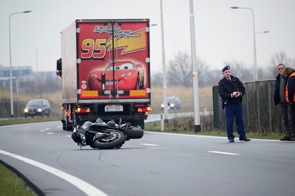 Motorrijder en motoragent gewond. Foto: Eric van Lieshout