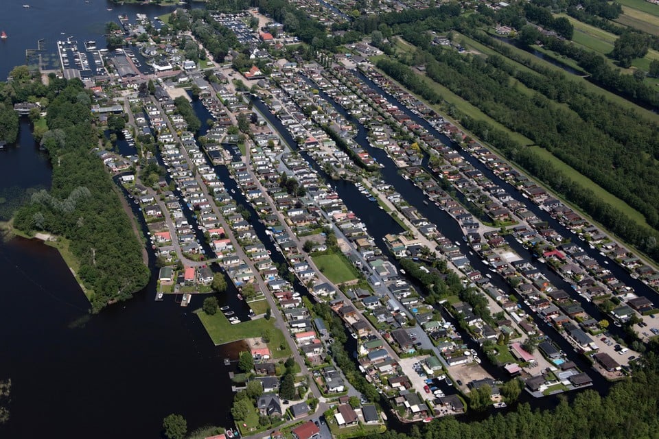 Handhaving op recreatieparken, zoals hier in Loosdrecht, wil het college meer prioriteit geven.