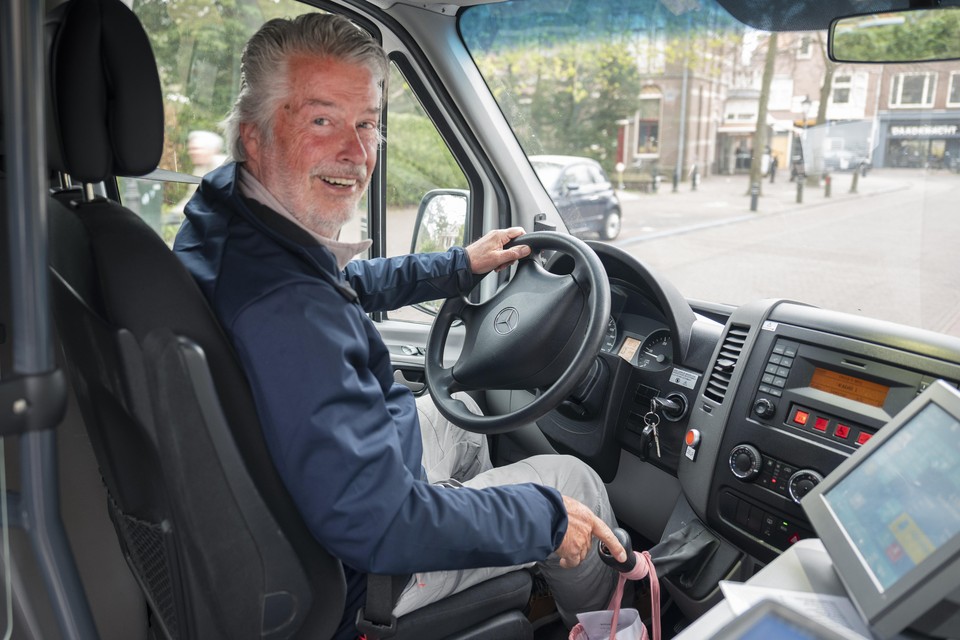 Luuk Jacobs, voorzitter van de vrijwilligers die de streekbus rijdende houden: ,,Het sociale aspect is het leukste van dit werk.’’