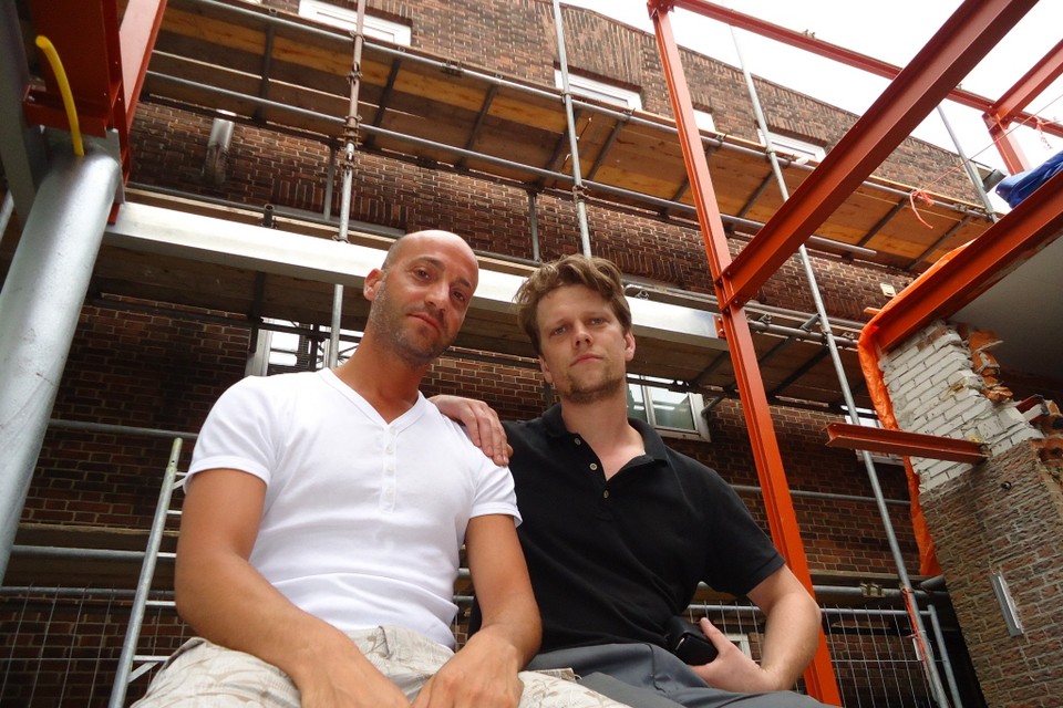 Dimitri Kalaitzis en Thomas de Vet voor de zijgevel van hun appartementengebouw