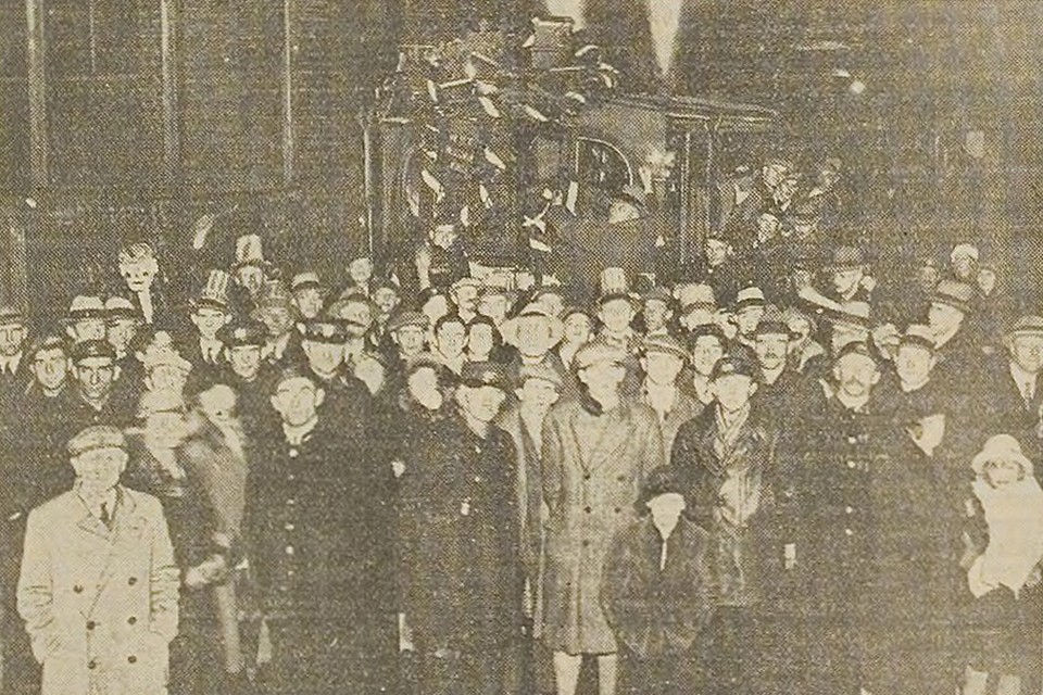 Een deel van het publiek tijdens het afscheid van de stoomtram in 1932. Foto: archief Haarlems Dagblad