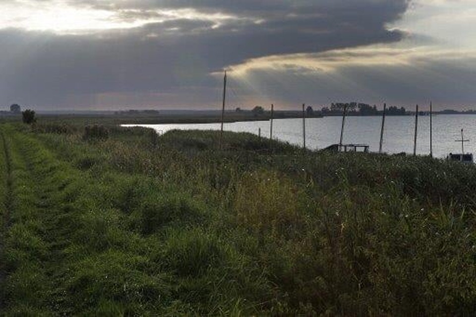 Uitzicht op het Eemmeer vanaf de Eemdijk, een van de locaties waar de dijk zal worden verstevigd. foto studio kastermans/ben den ouden