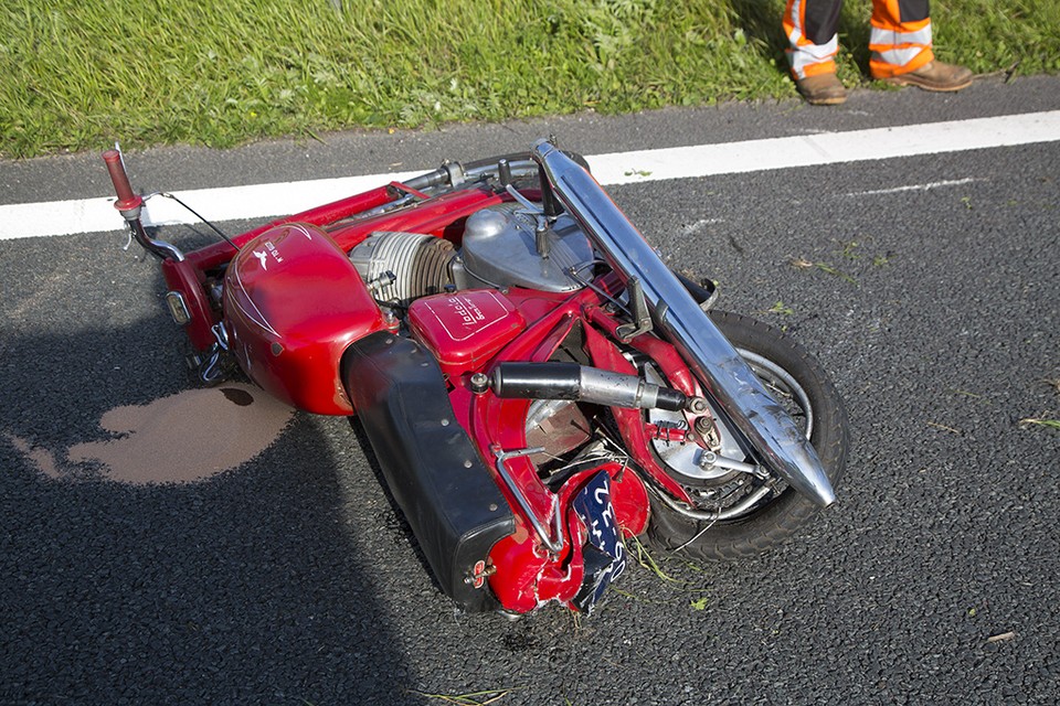 Motorrijder zwaargewond na verkeersongeval op de A9. Foto: Michel van Bergen