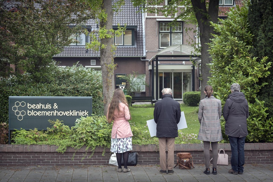 Nederlandse leden van Donum Domini bidden in 2019 bij de Bloemenhovekliniek in Heemstede. Tegenwoordig mogen ze niet meer zo dichtbij komen.