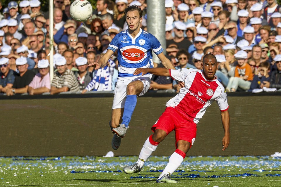 Spakenburg-aanvaller Armend Selimi en Vogels-verdediger Gillian Justiana met elkaar in duel op een uitverkochte ’blauwe’ zijde van de Westmaat, tijdens de derby van 29 september 2018.