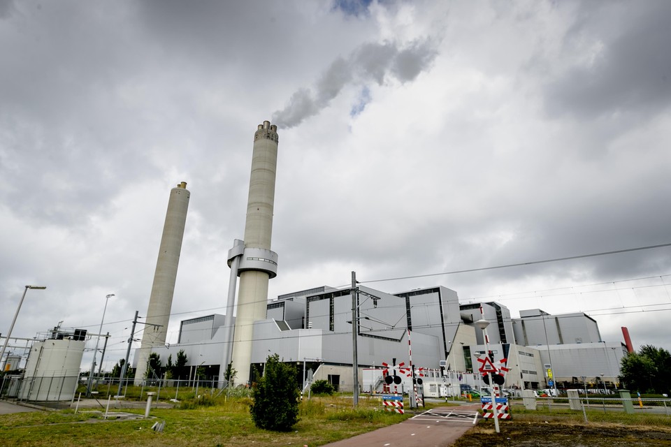 Het Amsterdamse Afval Energie Bedrijf (AEB) waar sinds de zomer vier van de zes stil staan.