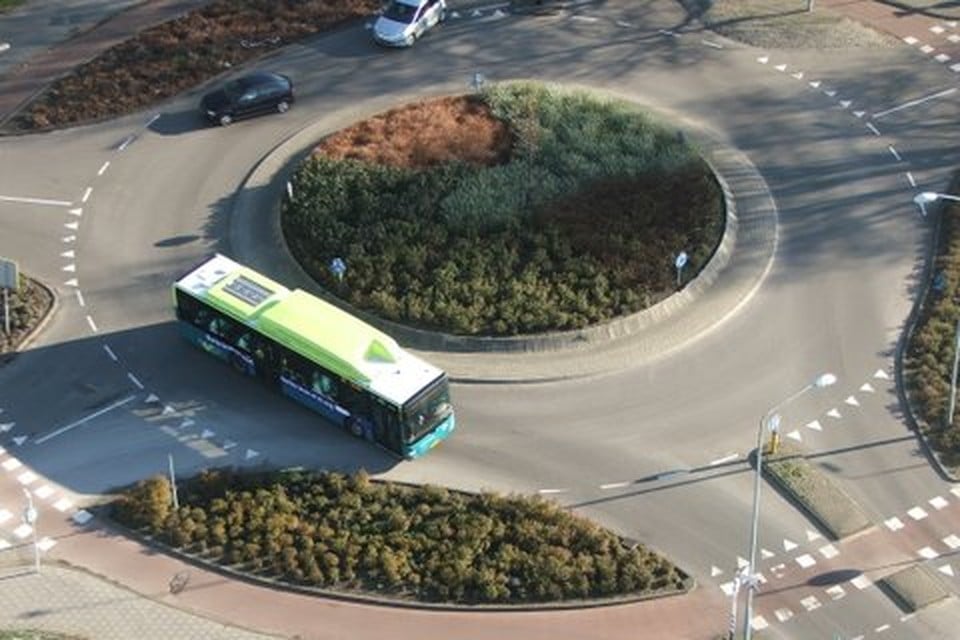 Bus op rotonde Planetenweg IJmuiden. Foto Frits Houtgraaf