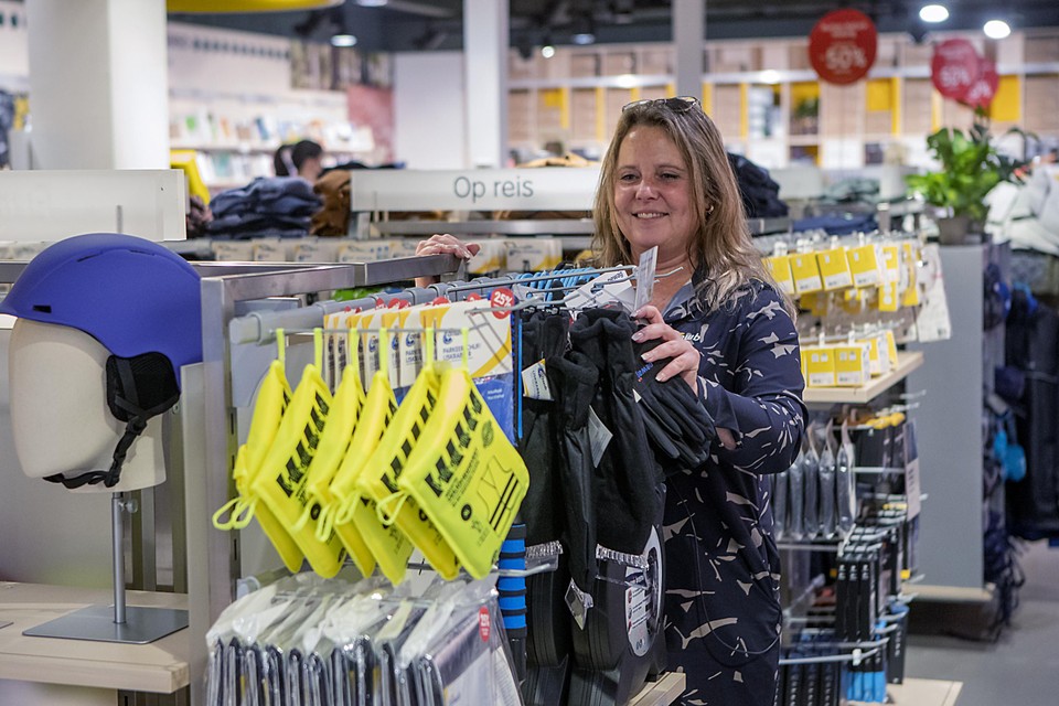 Marktmanager Belinda Brijde van de ANWB-winkel bij de handschoenen voor het omleggen van sneeuwkettingen.