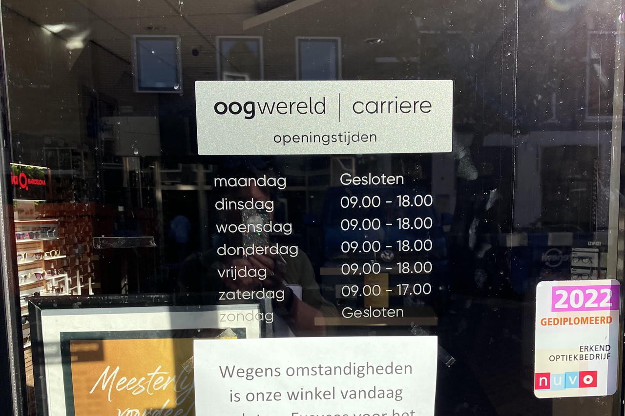 Er hangt een gek sfeertje nu'. op twee brillenwinkels in Weesp hakt erin bij ondernemers de buurt | Gooieneemlander