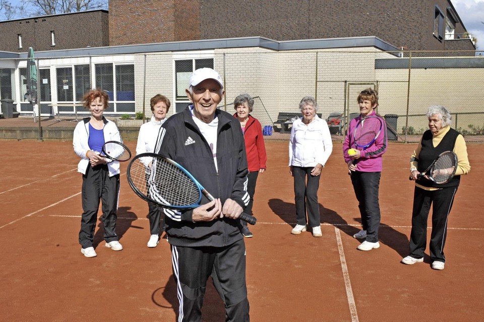 De negentigjarige Siem Schavemaker, met zijn tennismaatjes bij LTC Westerhout.