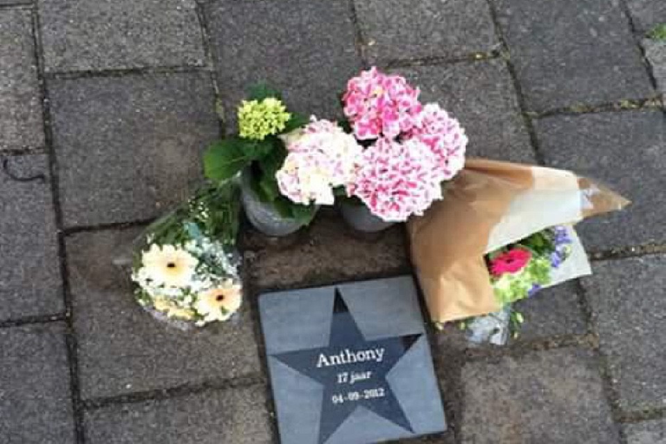 Op de kruising van het Zwanebloemnplantsoen met de Floraronde is een gedenkteken geplaatst voor Anthony Stokman.  