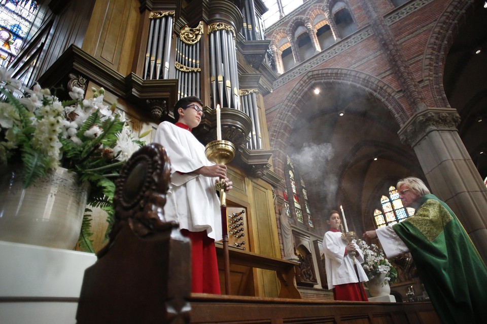 Pastoor Jules Dresmé bewierookt het gerestaureerde orgel van de St. Vitus