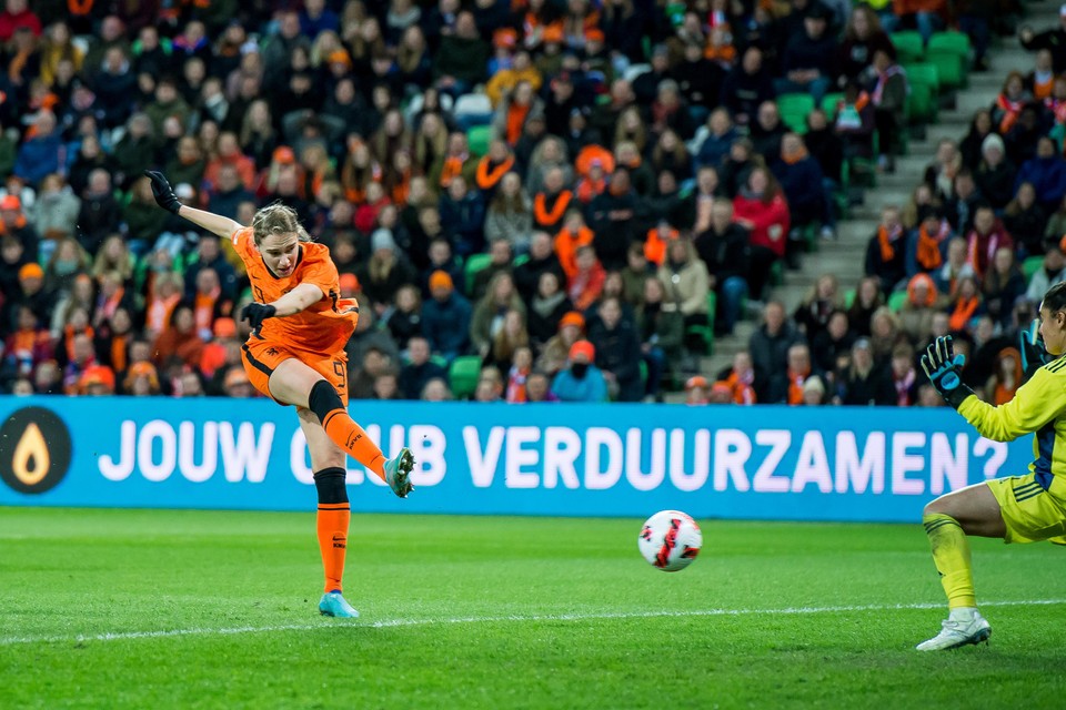 Vivianne Miedema scoort de 4-0 voor Nederland tijdens de WK-kwalificatiewedstrijd tegen Cyprus.