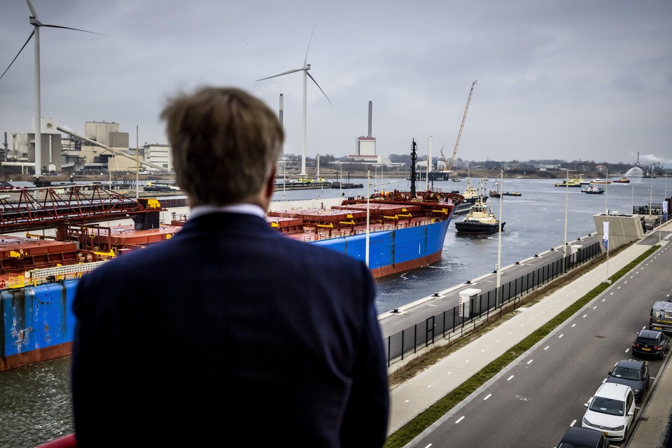 Willem-Alexander kijkt hoe het door hem geschutte schip zijn weg vervolgt.