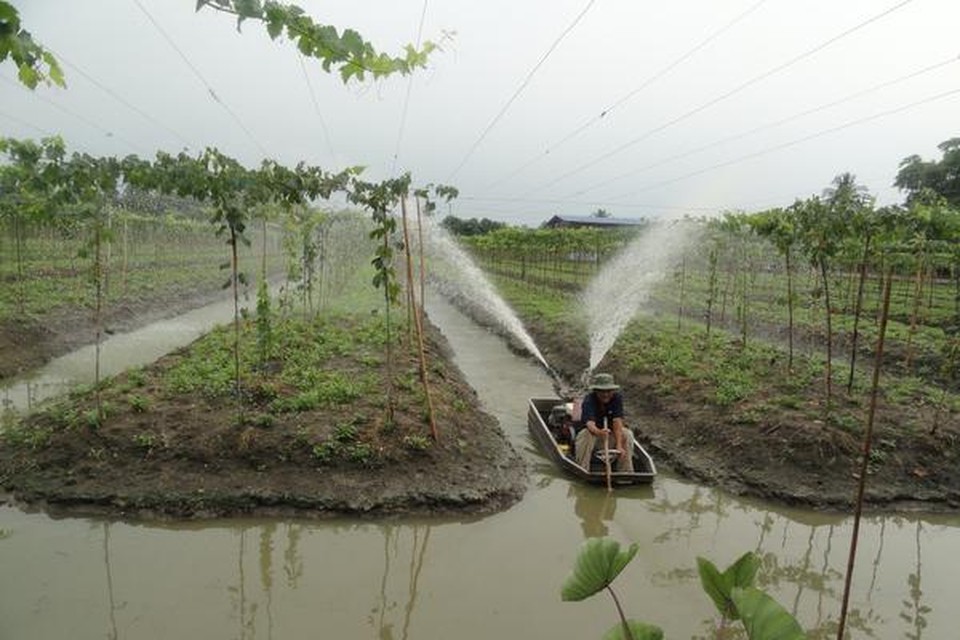 Ook voor irrigatie wordt een bootje ingezet.