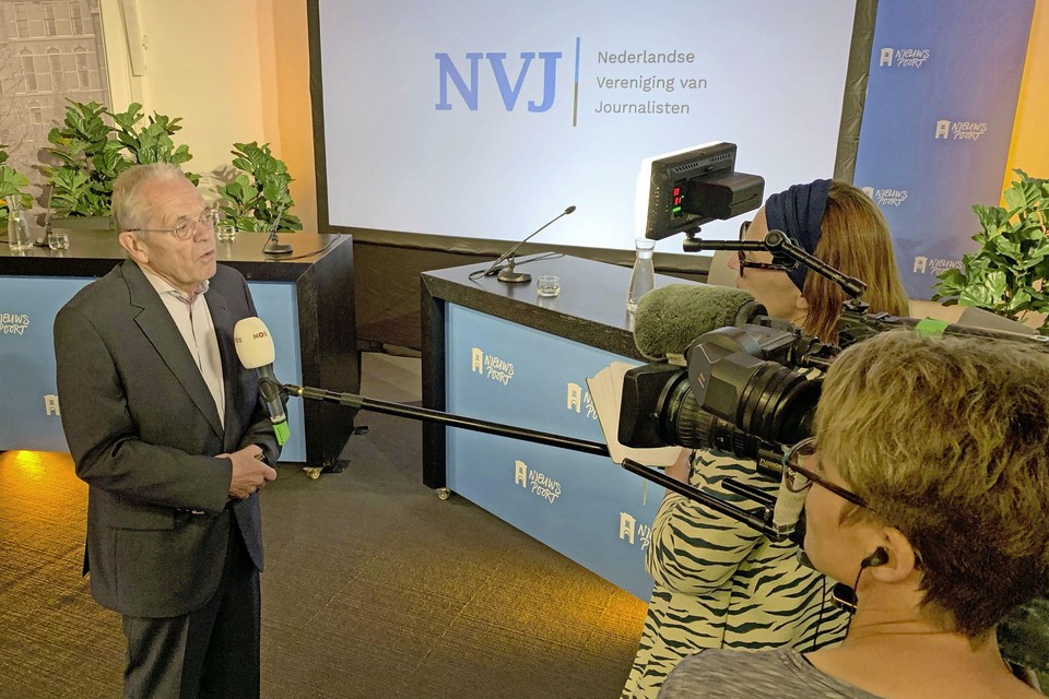 Alex Brenninkmeijer wordt door de NOS geïnterviewd, binnen in perscentrum Nieuwspoort wel met NOS-logo op de ’plopkap’.