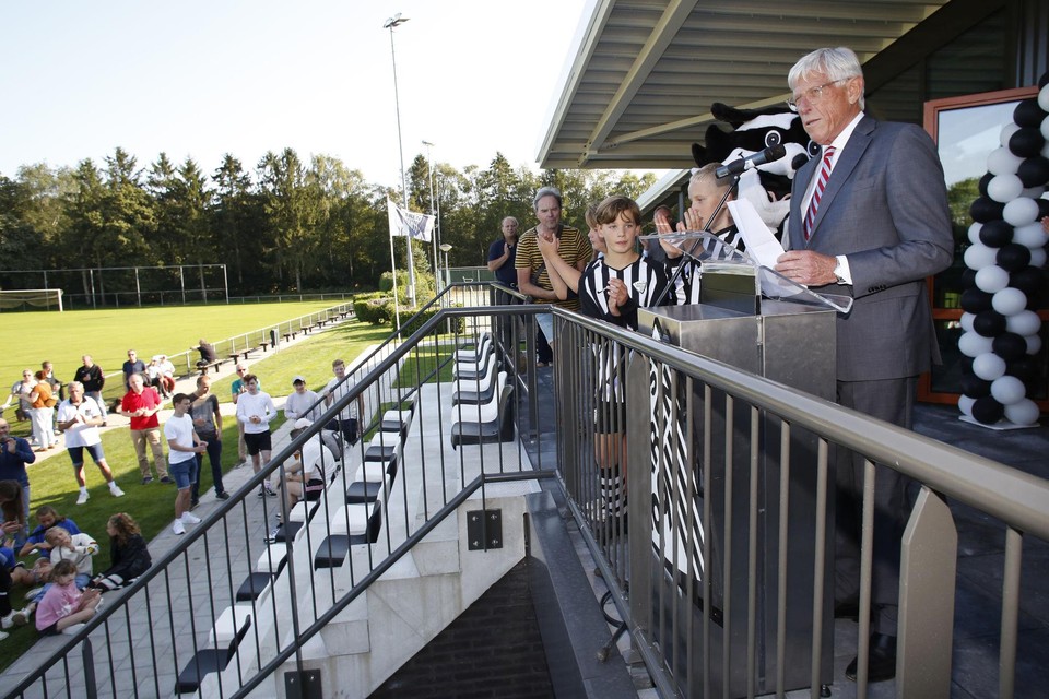 Bij de opening van het nieuwe clubhuis van SV Laren ’99.