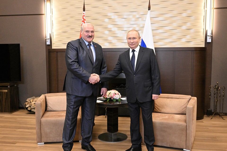 Poetin tijdens een ontmoeting met Loekashenko (links).