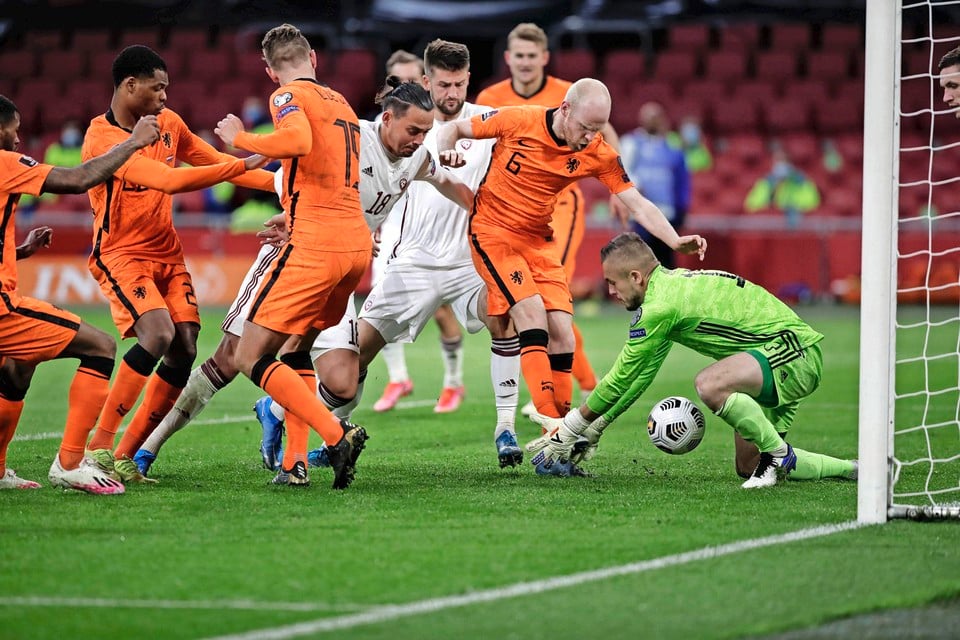 Een scrimmage voor het doel van Letland. De kans leverde geen doelpunt op voor het Nederlands elftal.