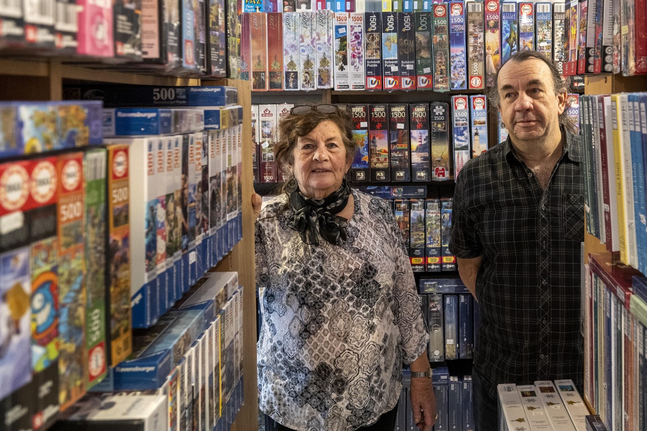 Guinness Buitenboordmotor gloeilamp Een leven vol legpuzzels; maar weinig klanten verlaten het volgestouwde  winkeltje van John en zijn 78-jarige moeder zonder een puzzel |  Haarlemsdagblad