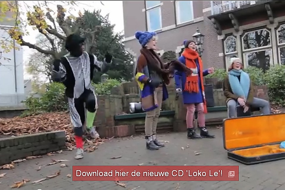 K3 als straatmuzikanten in centrum van Baarn. Foto YouTube