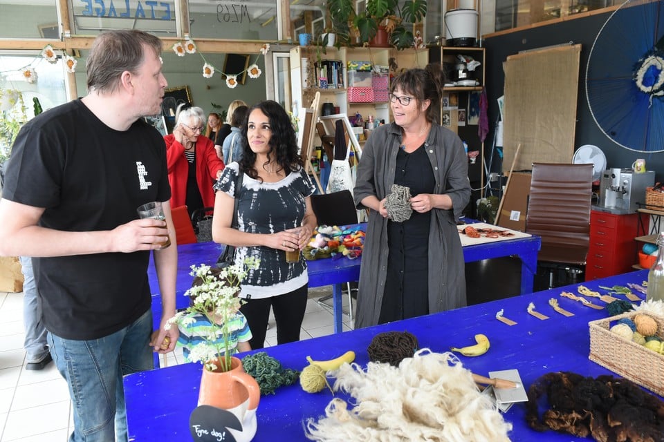 Monique Zuyderduin vertelt aan Peter en Isabelle Smid hoe zij met schapenwol kunstwerken kan maken.