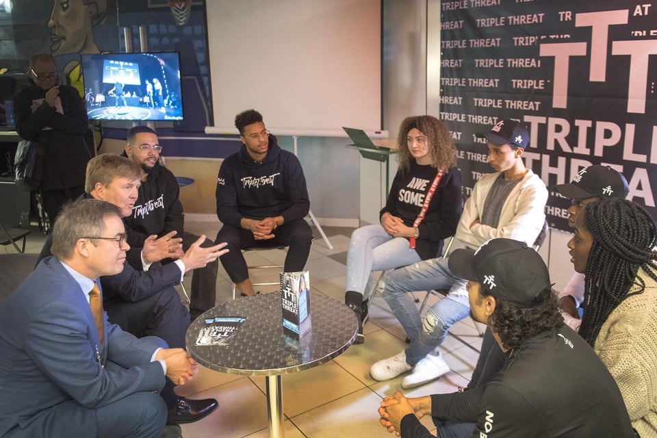 Koning Willem Alexander in gesprek met jongeren van Triple Threat. Links naast hem oprichter Okrah Donkor, aan zijn rechterhand burgemeester Jos Wienen.