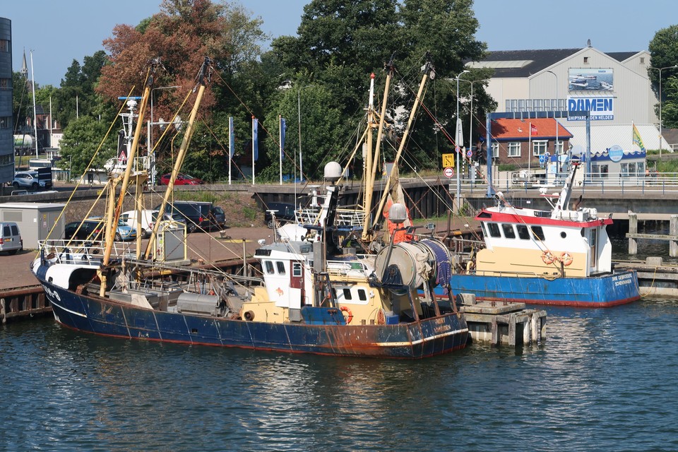 De ’Rony’ (vooraan) in de haven van Den Helder.