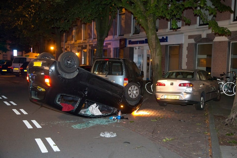 Vrouw over de kop met auto op Nassaulaan Haarlem. Foto Michel van Bergen