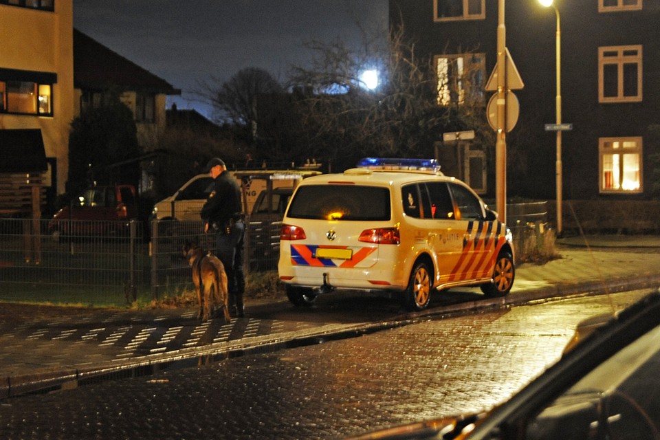 Met politiehond zoeken naar de overvallers. FotoNWFoto / Job van den Born
